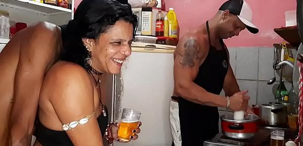 trendsEm quanto Mike Hot estar na Cozinha fazendo comida, a puta da Danny Hot estar sendo fodida firme pelo dotado e faz ela gozar muito